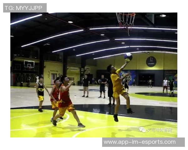 足球场上的王者风采：球星们挥洒汗水与荣耀的精彩瞬间绘画展示