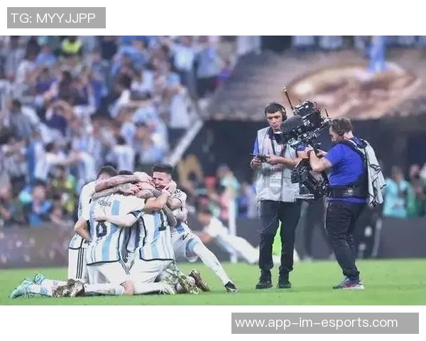 足球巨星温情瞬间 揭示赛场背后人性光辉与感动时刻