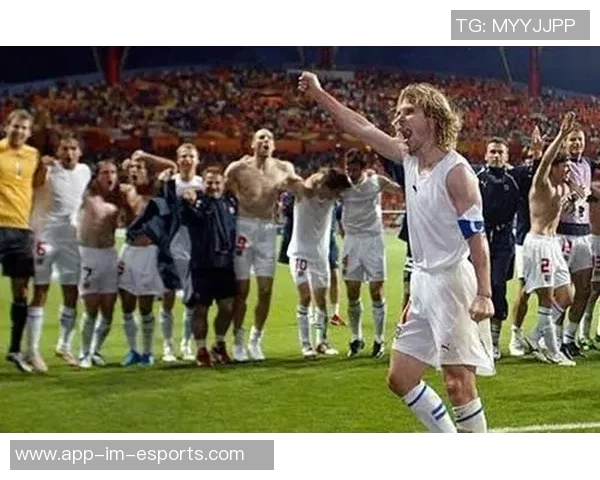 老年足球球星的精彩瞬间:见证传奇人物的辉煌与岁月的力量 老年足球球星的精彩瞬间:见证传奇人物的辉煌与岁月的力量